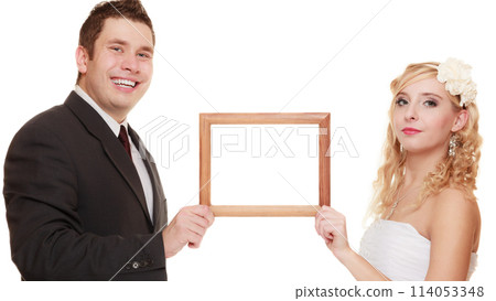 wedding couple with empty frame for photos. 114053348