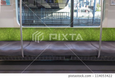 從車內看到的列車、停在月台的列車、山手線、優先席、車內(E235系列) 從車內看到的列車、停在月台的列車、山手線、優先席、車內(E235系列) 114053422