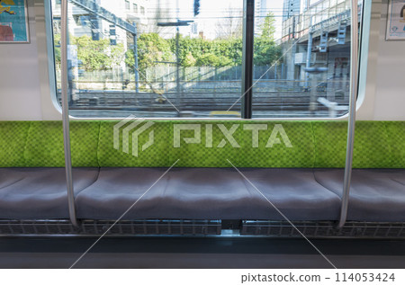 從車內看到的列車、停在月台的列車、山手線、優先席、車內（E235系列） 114053424