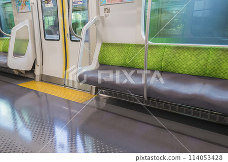 從車內看到的列車、停在月台的列車、山手線、優先席、車內（E235系列） 114053428