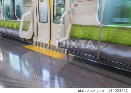 從車內看到的列車、停在月台的列車、山手線、優先席、車內(E235系列) 從車內看到的列車、停在月台的列車、山手線、優先席、車內(E235系列) 114053432