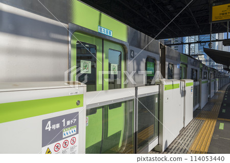 從車內看到的列車、停在月台的列車、山手線、優先席、車內(E235系列) 從車內看到的列車、停在月台的列車、山手線、優先席、車內(E235系列) 114053440