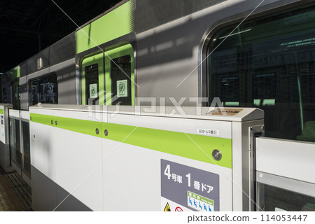 從車內看到的列車、停在月台的列車、山手線、優先席、車內(E235系列) 從車內看到的列車、停在月台的列車、山手線、優先席、車內(E235系列) 114053447