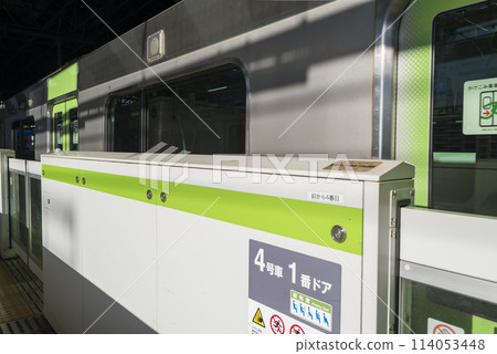 從車內看到的列車、停在月台的列車、山手線、優先席、車內(E235系列) 從車內看到的列車、停在月台的列車、山手線、優先席、車內(E235系列) 114053448