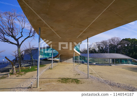 Yashima-ru, a mountaintop community center with beautiful curves, glass, and undulating surfaces (Takamatsu City, Kagawa Prefecture) Yashima-ru, a mountaintop community center with beautiful curves, glass, and undulating surfaces (Takamatsu City, Kagawa Prefecture) 114054187