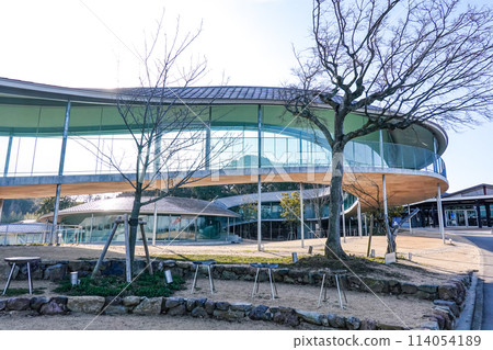 Yashima-ru, a mountaintop community center with beautiful curves, glass, and undulating surfaces (Takamatsu City, Kagawa Prefecture) 114054189