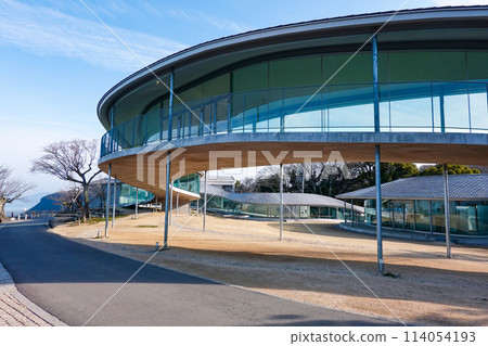 曲線、玻璃、起伏優美的屋島通訊基地設施「屋島丸」（香川縣高松市） 114054193