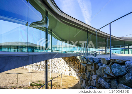 Yashima-ru, a mountaintop community center with beautiful curves, glass, and undulating surfaces (Takamatsu City, Kagawa Prefecture) 114054298