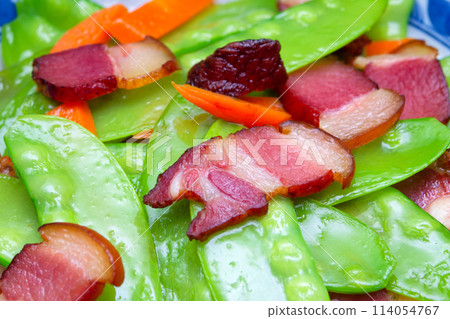 Stir-fried bacon with peas, daily food for Chinese people 114054767