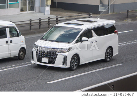 一輛箱式汽車小型貨車道路駕駛 114055467