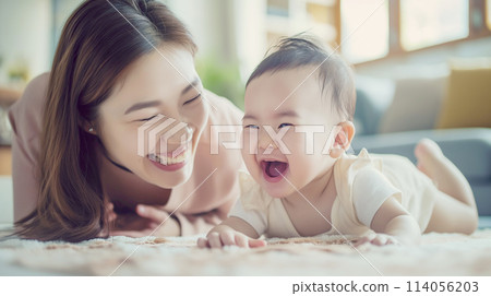 媽媽和她的孩子微笑 媽媽和她的孩子微笑 114056203