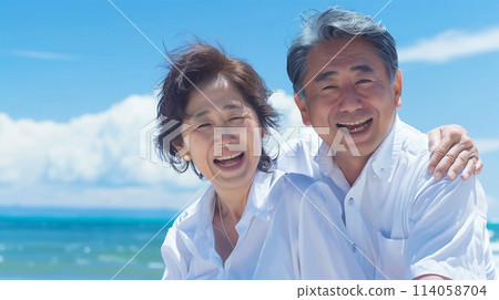 日本年長夫婦在海灘上微笑 114058704