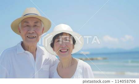 Japanese senior couple smiling on the beach 114058706