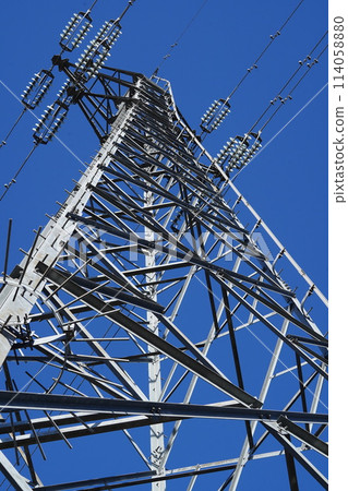從下面看鋼塔和絕緣子 114058880