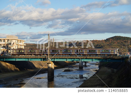 黃昏時分穿越武庫川的神戶電鐵6500系列車 114058885