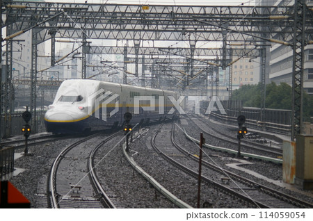 Shinkansen departing from Tokyo Station 114059054