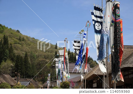 鯉魚旗遊動的大內宿 114059360