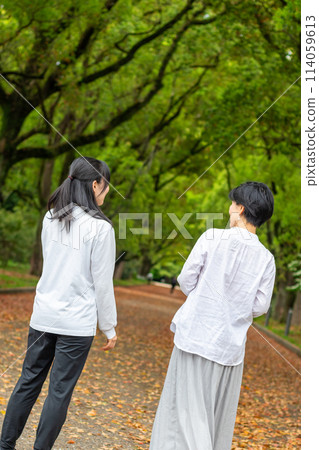 兩個女人在戶外坐在一起 兩個女人在戶外坐在一起 114059613