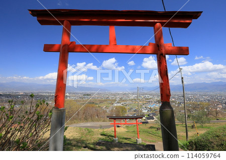The view from the torii gate of Misaki Shrine, a cherry blossom shrine built on a hill overlooking the Kofu Basin in Kamimiyaji, Minami-Alps City, Yamanashi Prefecture 114059764