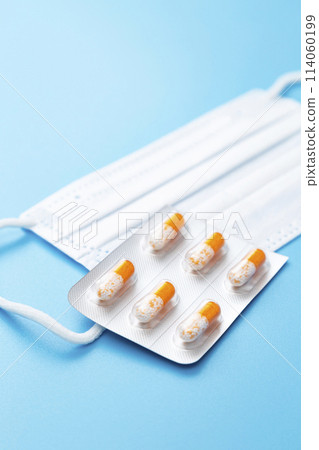 藍色背景上的膠囊片劑和麵膜 114060199