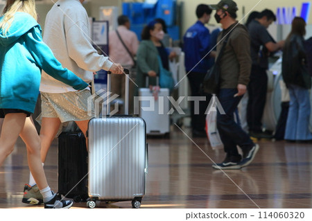 拉著行李箱的旅客 羽田機場出發大廳旅客 114060320