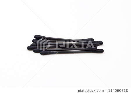 白色背景上的黑色棉籤 114060818