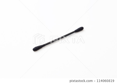 白色背景上的黑色棉籤 114060819