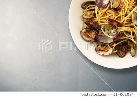 original italian spaghetti with clams 114061054