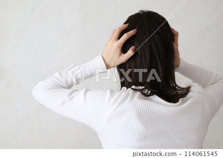 女人抱著她的頭壓力圖像 女人抱著她的頭壓力圖像 114061545
