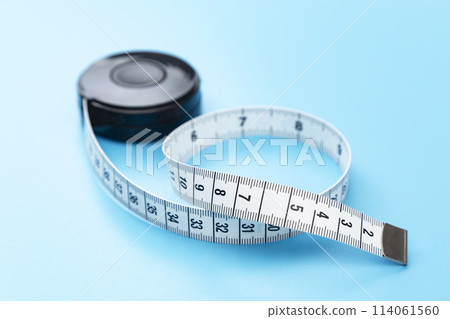 藍色背景上的捲尺 114061560