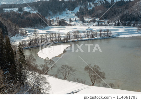 Vast countryside natural scenery covered in snow 114061795
