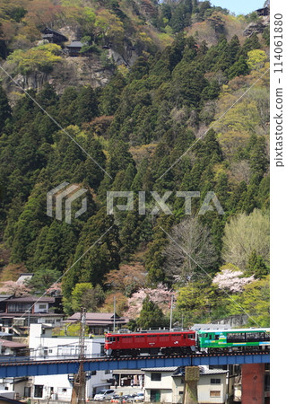 The Kazekko Senzan Line Harukaze train, pulled by ED75-757, crosses a railway bridge with the spring mountain temple in the background. Photographed on April 20, 2024 The Kazekko Senzan Line Harukaze train, pulled by ED75-757, crosses a railway bridge with the spring mountain temple in the background. Photographed on April 20, 2024 114061880
