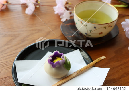 Beautiful fresh confections and green tea at a table by the window 114062132