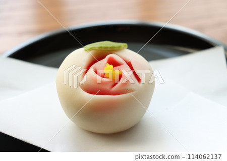 A beautiful confectionery dish with a rose flower on a black confectionery plate A beautiful confectionery dish with a rose flower on a black confectionery plate 114062137