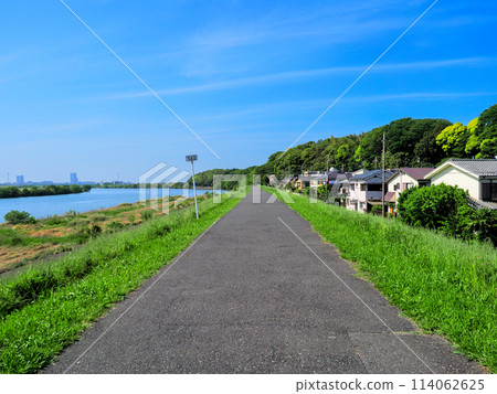 初夏藍天的江戶川堤防 初夏藍天的江戶川堤防 114062625