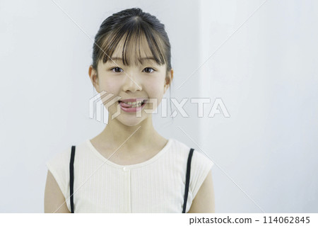 一個小學生伸出舌頭的肖像 一個小學生伸出舌頭的肖像 114062845