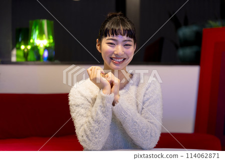 年輕女子微笑著看著相機，夜晚，家庭照片 114062871