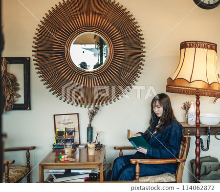 在古董咖啡館讀書的女人 114062872