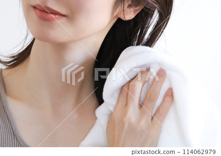 Women who dry their hair Towel dry Women who dry their hair Towel dry 114062979
