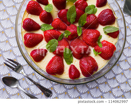 Homemade pavlova cake with fresh strawberry close up 114062997