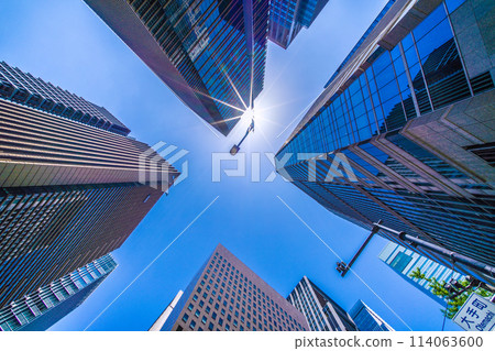 日本東京市景鑽石大手町,美麗光彩。從大手町十字路口看到的摩天大樓=28號 日本東京市景鑽石大手町,美麗光彩。從大手町十字路口看到的摩天大樓=28號 114063600