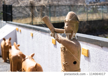 大阪府高槻市上津室古蹟新池埴輪工廠公園的埴輪(吹號角的獵人) 大阪府高槻市上津室古蹟新池埴輪工廠公園的埴輪(吹號角的獵人) 114064017