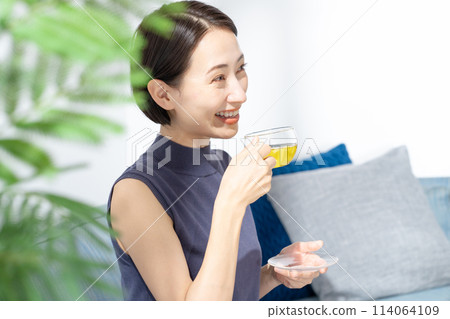 一個女人在一個房間裡喝茶 114064109