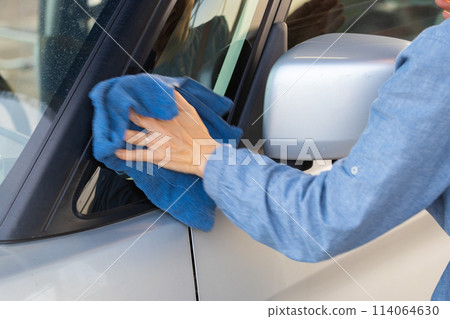 清潔汽車的女人的手 114064630