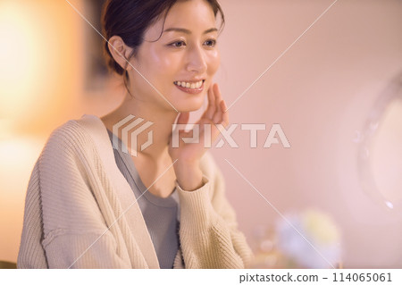 Middle-aged woman doing night skin care Middle-aged woman doing night skin care 114065061