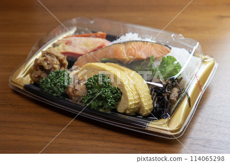 Supermarket prepared lunch box 114065298