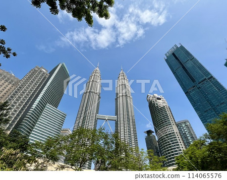 從 KLCC 公園看到的摩天大樓和雙子星大樓 114065576