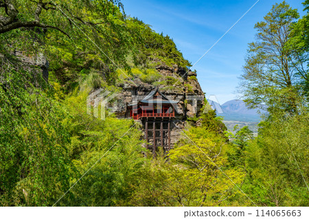Cliffside Nunobiki Kannon, Shakusonji Temple, Komoro City, Nagano Prefecture 114065663