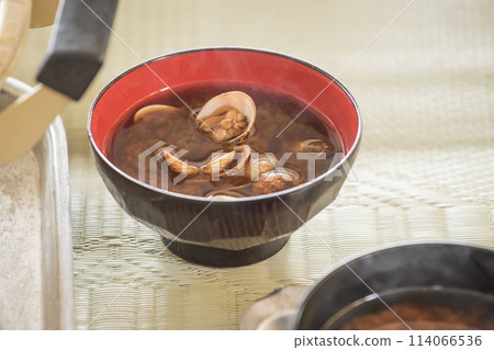 新鮮製作的貝類味噌湯、蛤蜊味噌湯、新鮮製作的貝類湯圖片素材 新鮮製作的貝類味噌湯、蛤蜊味噌湯、新鮮製作的貝類湯圖片素材 114066536