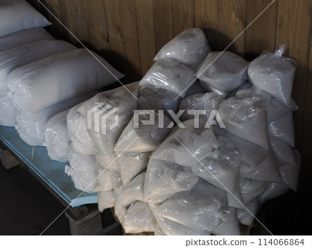 sale market of salt pans of Aveiro Portugal 114066864